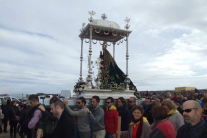 El mal tiempo no puede con los romeros. Cinco mil personas han asistido a la Romería de la Patrona a Torregarcía. Fotos: JA Barrios