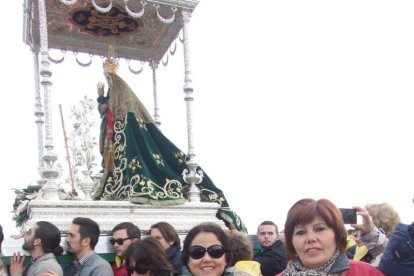 El mal tiempo no puede con los romeros. Cinco mil personas han asistido a la Romería de la Patrona a Torregarcía. Fotos: JA Barrios