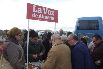 El mal tiempo no puede con los romeros. Cinco mil personas han asistido a la Romería de la Patrona a Torregarcía. Fotos: JA Barrios