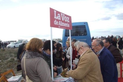 El mal tiempo no puede con los romeros. Cinco mil personas han asistido a la Romería de la Patrona a Torregarcía. Fotos: JA Barrios