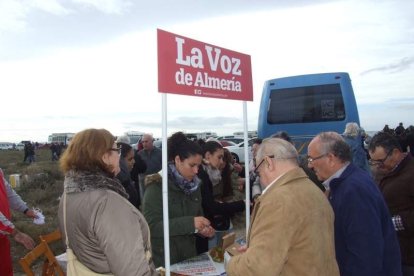 El mal tiempo no puede con los romeros. Cinco mil personas han asistido a la Romería de la Patrona a Torregarcía. Fotos: JA Barrios