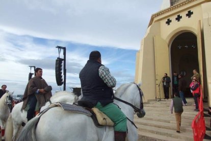 El mal tiempo no puede con los romeros. Cinco mil personas han asistido a la Romería de la Patrona a Torregarcía. Fotos: JA Barrios
