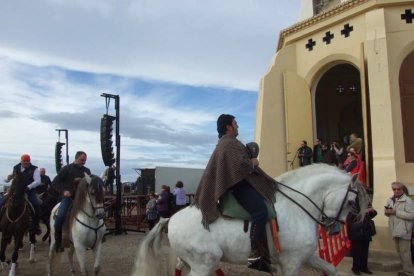 El mal tiempo no puede con los romeros. Cinco mil personas han asistido a la Romería de la Patrona a Torregarcía. Fotos: JA Barrios