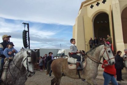 El mal tiempo no puede con los romeros. Cinco mil personas han asistido a la Romería de la Patrona a Torregarcía. Fotos: JA Barrios