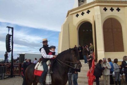 El mal tiempo no puede con los romeros. Cinco mil personas han asistido a la Romería de la Patrona a Torregarcía. Fotos: JA Barrios