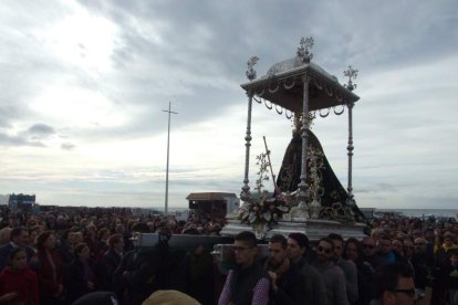 El mal tiempo no puede con los romeros. Cinco mil personas han asistido a la Romería de la Patrona a Torregarcía. Fotos: JA Barrios