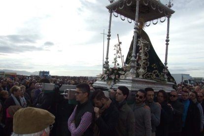 El mal tiempo no puede con los romeros. Cinco mil personas han asistido a la Romería de la Patrona a Torregarcía. Fotos: JA Barrios