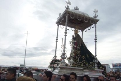 El mal tiempo no puede con los romeros. Cinco mil personas han asistido a la Romería de la Patrona a Torregarcía. Fotos: JA Barrios