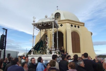 El mal tiempo no puede con los romeros. Cinco mil personas han asistido a la Romería de la Patrona a Torregarcía. Fotos: JA Barrios