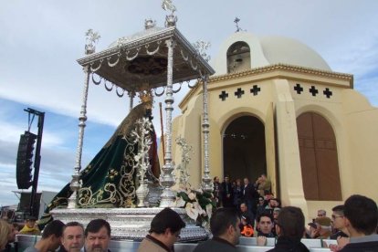El mal tiempo no puede con los romeros. Cinco mil personas han asistido a la Romería de la Patrona a Torregarcía. Fotos: JA Barrios