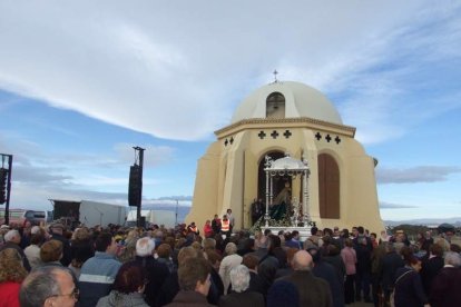 El mal tiempo no puede con los romeros. Cinco mil personas han asistido a la Romería de la Patrona a Torregarcía. Fotos: JA Barrios