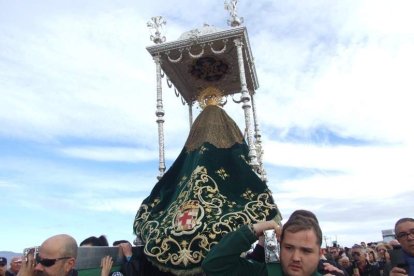 El mal tiempo no puede con los romeros. Cinco mil personas han asistido a la Romería de la Patrona a Torregarcía. Fotos: JA Barrios