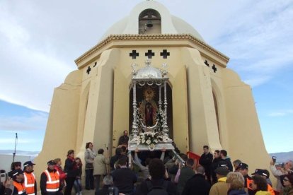 El mal tiempo no puede con los romeros. Cinco mil personas han asistido a la Romería de la Patrona a Torregarcía. Fotos: JA Barrios
