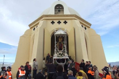 El mal tiempo no puede con los romeros. Cinco mil personas han asistido a la Romería de la Patrona a Torregarcía. Fotos: JA Barrios