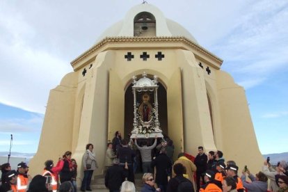 El mal tiempo no puede con los romeros. Cinco mil personas han asistido a la Romería de la Patrona a Torregarcía. Fotos: JA Barrios