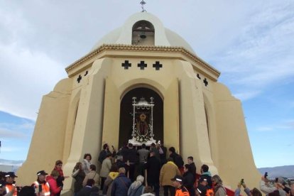 El mal tiempo no puede con los romeros. Cinco mil personas han asistido a la Romería de la Patrona a Torregarcía. Fotos: JA Barrios