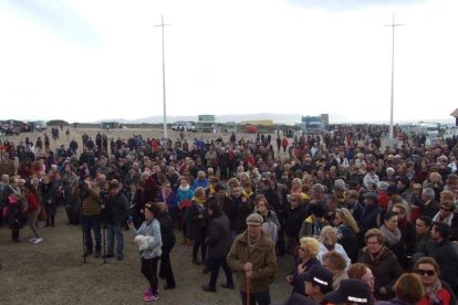 El mal tiempo no puede con los romeros. Cinco mil personas han asistido a la Romería de la Patrona a Torregarcía. Fotos: JA Barrios