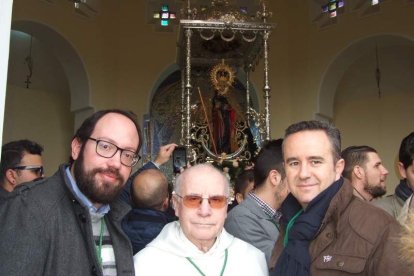 El mal tiempo no puede con los romeros. Cinco mil personas han asistido a la Romería de la Patrona a Torregarcía. Fotos: JA Barrios