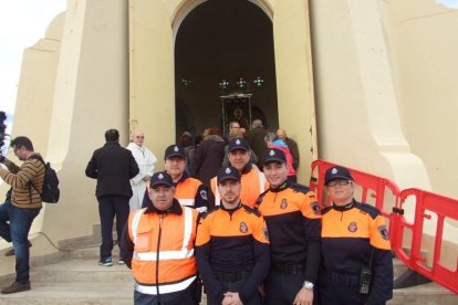 El mal tiempo no puede con los romeros. Cinco mil personas han asistido a la Romería de la Patrona a Torregarcía. Fotos: JA Barrios