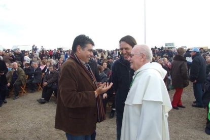 El mal tiempo no puede con los romeros. Cinco mil personas han asistido a la Romería de la Patrona a Torregarcía. Fotos: JA Barrios