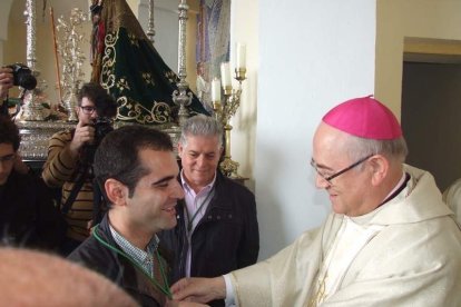 El mal tiempo no puede con los romeros. Cinco mil personas han asistido a la Romería de la Patrona a Torregarcía. Fotos: JA Barrios