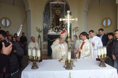 El mal tiempo no puede con los romeros. Cinco mil personas han asistido a la Romería de la Patrona a Torregarcía. Fotos: JA Barrios