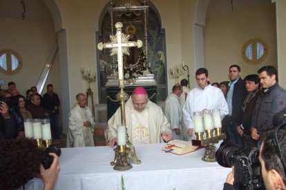 El mal tiempo no puede con los romeros. Cinco mil personas han asistido a la Romería de la Patrona a Torregarcía. Fotos: JA Barrios