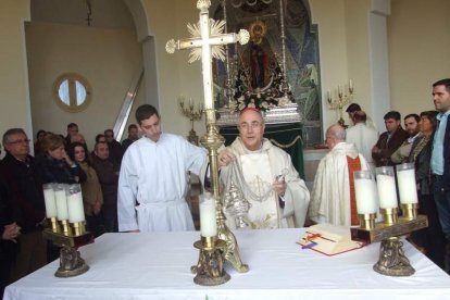 El mal tiempo no puede con los romeros. Cinco mil personas han asistido a la Romería de la Patrona a Torregarcía. Fotos: JA Barrios