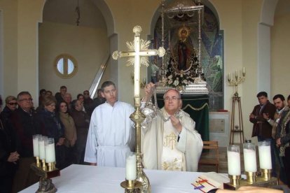 El mal tiempo no puede con los romeros. Cinco mil personas han asistido a la Romería de la Patrona a Torregarcía. Fotos: JA Barrios