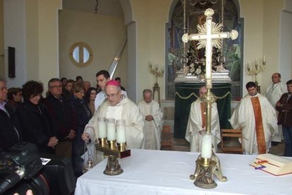 El mal tiempo no puede con los romeros. Cinco mil personas han asistido a la Romería de la Patrona a Torregarcía. Fotos: JA Barrios