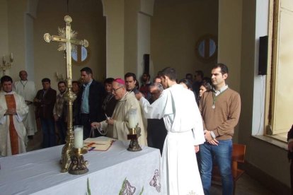 El mal tiempo no puede con los romeros. Cinco mil personas han asistido a la Romería de la Patrona a Torregarcía. Fotos: JA Barrios