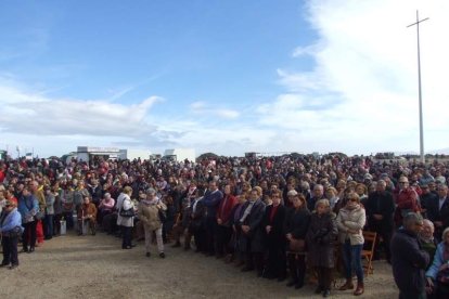 El mal tiempo no puede con los romeros. Cinco mil personas han asistido a la Romería de la Patrona a Torregarcía. Fotos: JA Barrios