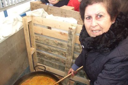 El mal tiempo no puede con los romeros. Cinco mil personas han asistido a la Romería de la Patrona a Torregarcía. Fotos: JA Barrios