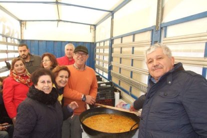 El mal tiempo no puede con los romeros. Cinco mil personas han asistido a la Romería de la Patrona a Torregarcía. Fotos: JA Barrios
