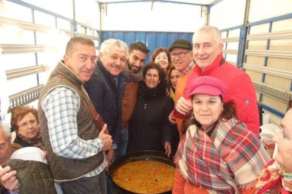 El mal tiempo no puede con los romeros. Cinco mil personas han asistido a la Romería de la Patrona a Torregarcía. Fotos: JA Barrios