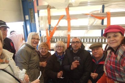 El mal tiempo no puede con los romeros. Cinco mil personas han asistido a la Romería de la Patrona a Torregarcía. Fotos: JA Barrios