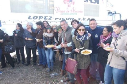 El mal tiempo no puede con los romeros. Cinco mil personas han asistido a la Romería de la Patrona a Torregarcía. Fotos: JA Barrios