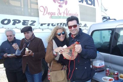 El mal tiempo no puede con los romeros. Cinco mil personas han asistido a la Romería de la Patrona a Torregarcía. Fotos: JA Barrios