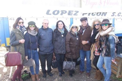El mal tiempo no puede con los romeros. Cinco mil personas han asistido a la Romería de la Patrona a Torregarcía. Fotos: JA Barrios