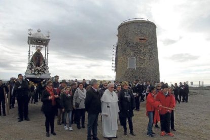 El mal tiempo no puede con los romeros. Cinco mil personas han asistido a la Romería de la Patrona a Torregarcía. Fotos: JA Barrios