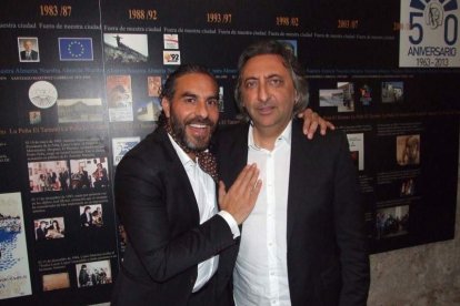 Pepe Carmona recogió el premio de la Peña El Taranto. Pedro, El Granaíno, con la guitarra de Juan Carmona, El Camborio, ofrecieron el rec