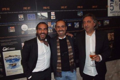 Pepe Carmona recogió el premio de la Peña El Taranto. Pedro, El Granaíno, con la guitarra de Juan Carmona, El Camborio, ofrecieron el rec