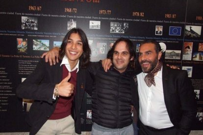 Pepe Carmona recogió el premio de la Peña El Taranto. Pedro, El Granaíno, con la guitarra de Juan Carmona, El Camborio, ofrecieron el rec