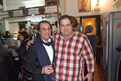 Pepe Carmona recogió el premio de la Peña El Taranto. Pedro, El Granaíno, con la guitarra de Juan Carmona, El Camborio, ofrecieron el rec