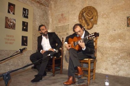 Pepe Carmona recogió el premio de la Peña El Taranto. Pedro, El Granaíno, con la guitarra de Juan Carmona, El Camborio, ofrecieron el rec