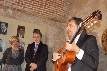 Pepe Carmona recogió el premio de la Peña El Taranto. Pedro, El Granaíno, con la guitarra de Juan Carmona, El Camborio, ofrecieron el rec