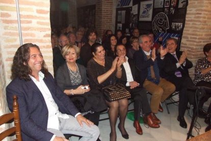 Pepe Carmona recogió el premio de la Peña El Taranto. Pedro, El Granaíno, con la guitarra de Juan Carmona, El Camborio, ofrecieron el rec
