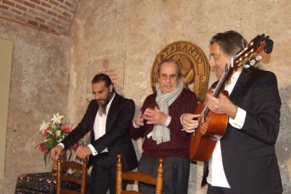 Pepe Carmona recogió el premio de la Peña El Taranto. Pedro, El Granaíno, con la guitarra de Juan Carmona, El Camborio, ofrecieron el rec