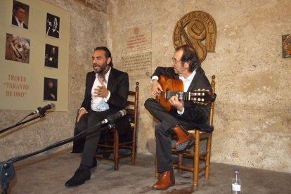 Pepe Carmona recogió el premio de la Peña El Taranto. Pedro, El Granaíno, con la guitarra de Juan Carmona, El Camborio, ofrecieron el rec