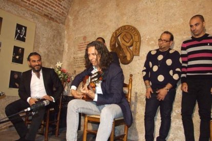 Pepe Carmona recogió el premio de la Peña El Taranto. Pedro, El Granaíno, con la guitarra de Juan Carmona, El Camborio, ofrecieron el rec